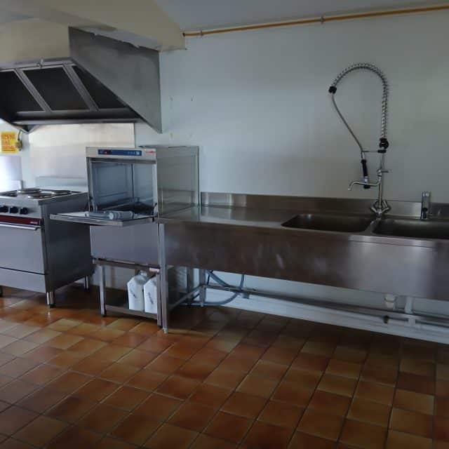 Salle polyvalente nouveau appareil cuisson et lave-vaisselle+ douchette